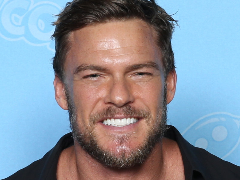 Hollywood actor, Alan Ritchson, at GalaxyCon Richmond in 2022