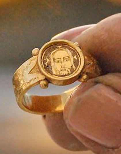 15th century gold ring with image of Christ on in it found in Kalmar, Sweden