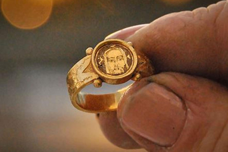 15th century gold ring with image of Christ on in it found in Kalmar, Sweden
